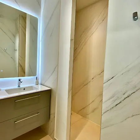 Bord De Aux Pins Penches Apartman Carqueiranne